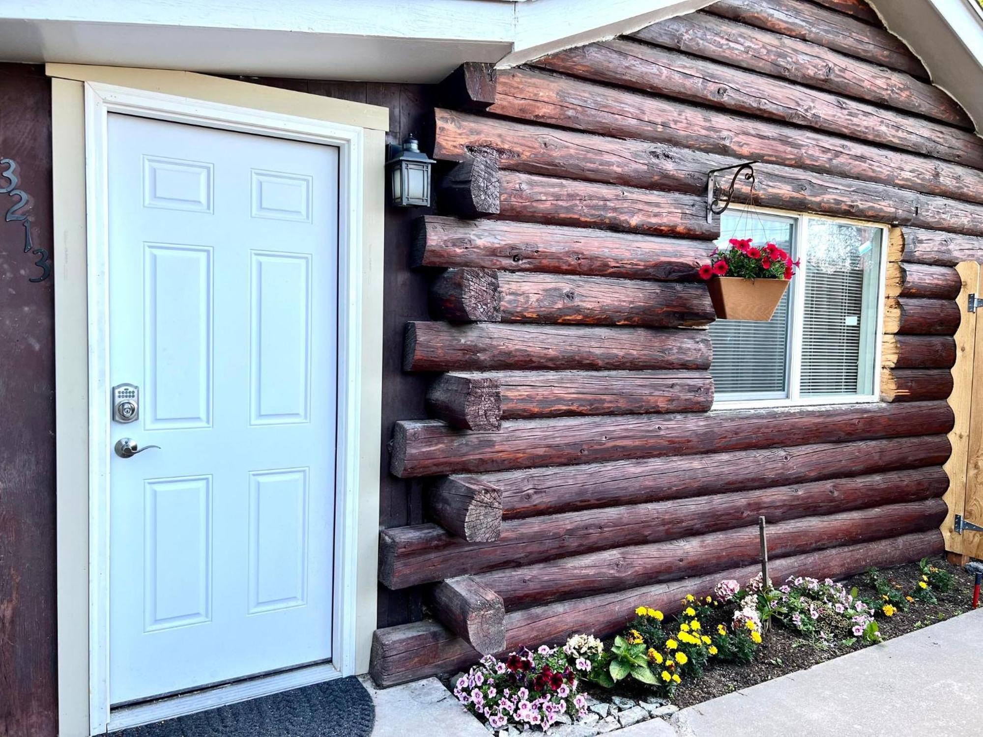 شقة Log House In Heart Of أنكوراج المظهر الخارجي الصورة